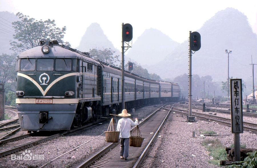 东风4型内燃机车进化史,中国东风内燃机车历史