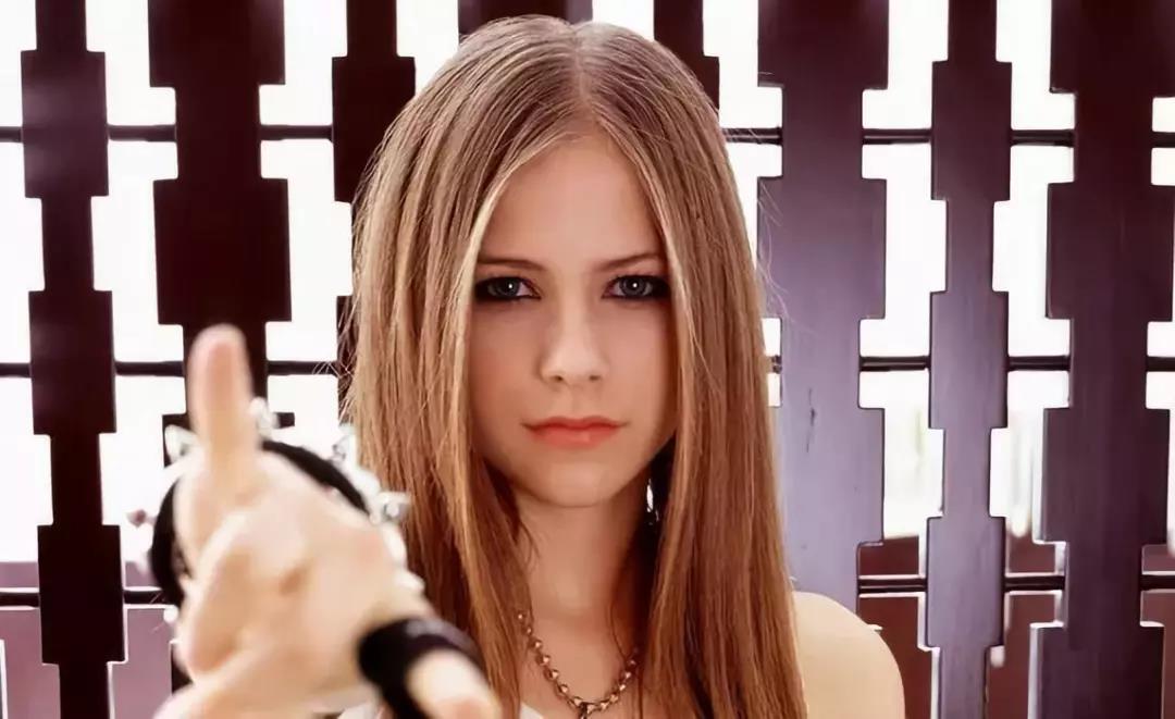 18岁红透全球却因患病失联，被揣测去世后涅槃重生，她叫艾薇儿