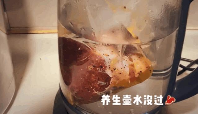 我突袭了同事的包包和办公桌,竟然扒出了这么多秘密