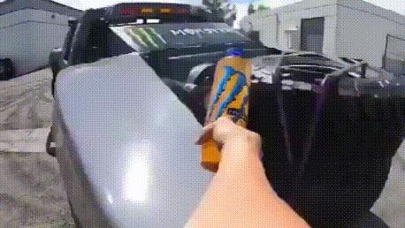 全世界都在挑战瓶盖，但请小心你的韧带