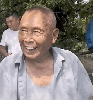 90岁大爷救完人指定要“报酬”，却被网友称赞：干得漂亮