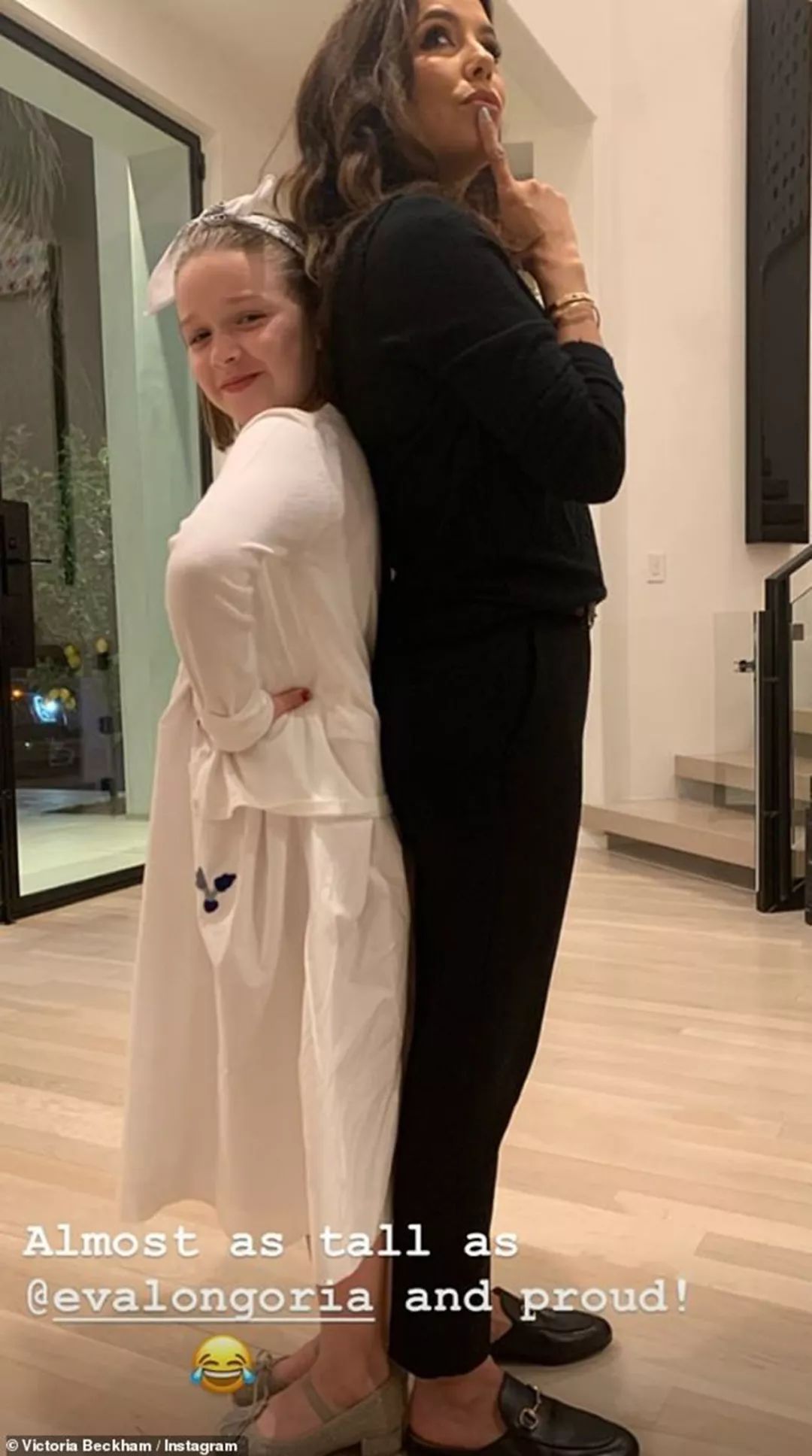 维多利亚贝嫂抱娃走秀,贝嫂维多利亚50岁