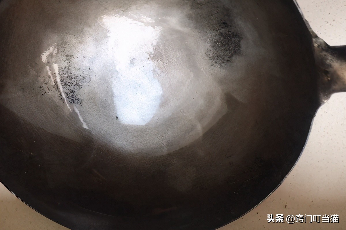 新铁锅除锈不粘锅小窍门,怎样挽救一个一直生锈粘锅的铁锅