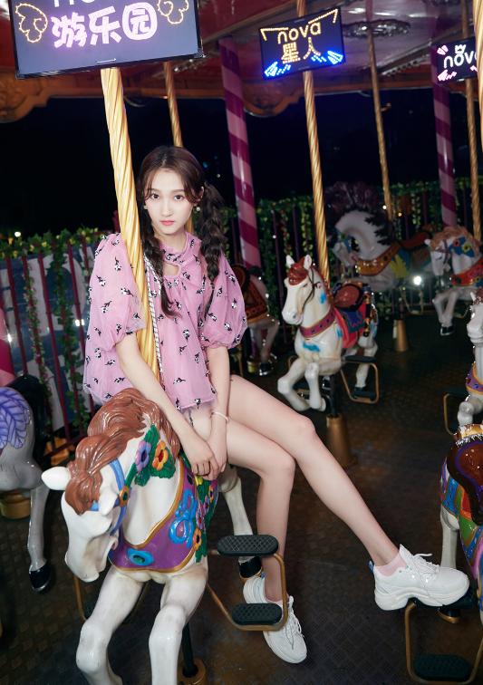 关晓彤造型显壮双马尾,关晓彤扎麻花辫图片