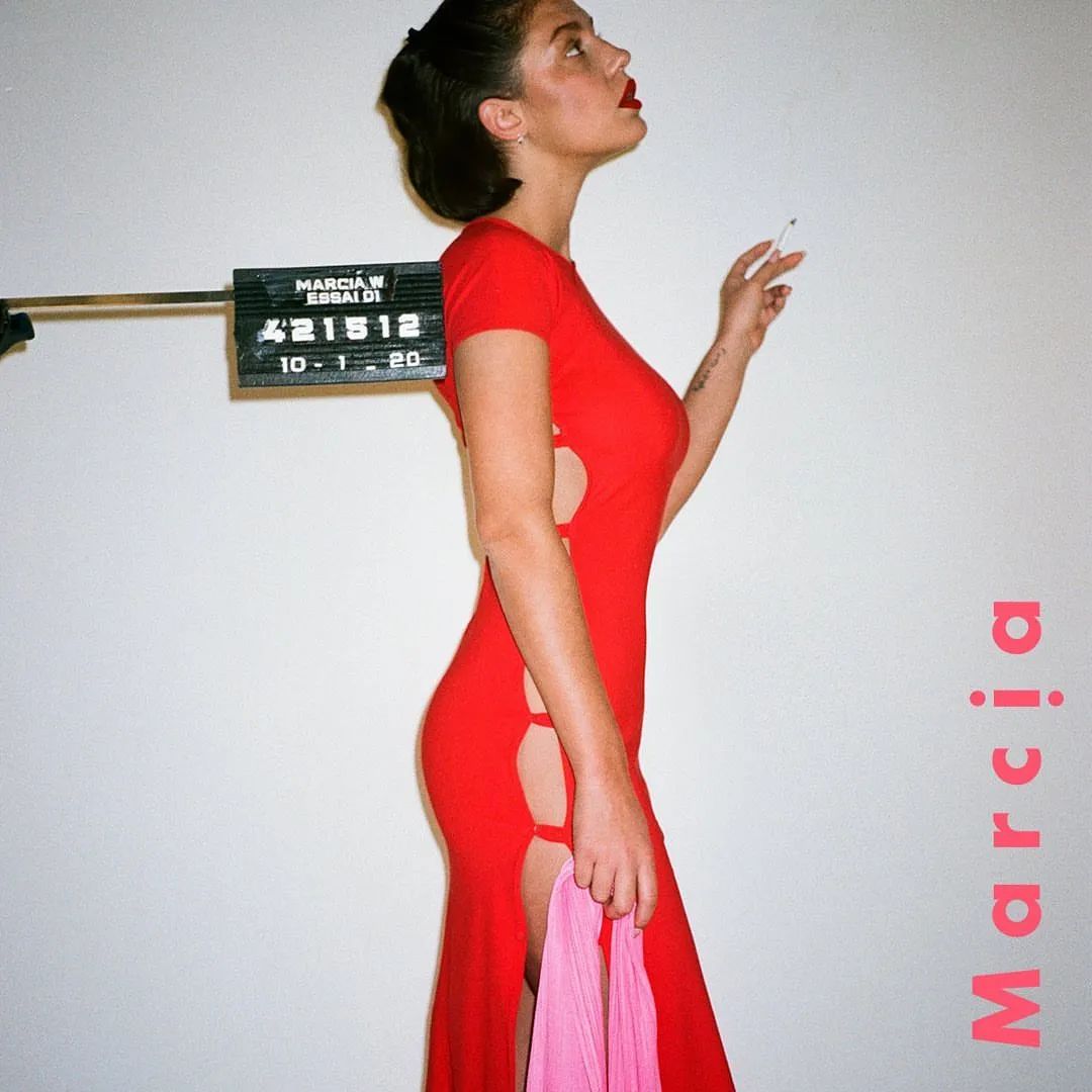 为什么卡戴珊喜欢穿皮衣,卡戴珊紧身衣对身体有危害吗