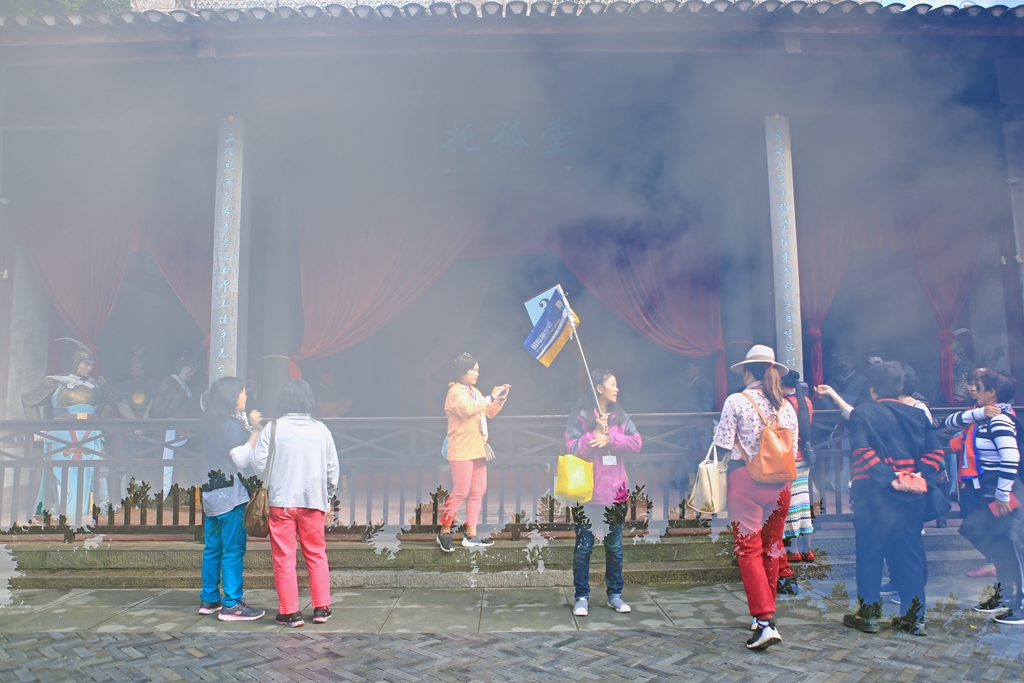 朝辞白帝彩云间中的白帝是指什么,朝辞白帝彩云间中提到的白帝