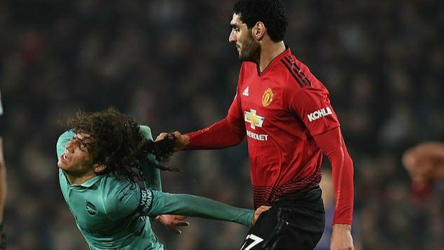 激烈的球场！是迫不得已拉扯，还是就要拼个你死我活？