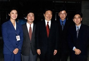 1998年，敬一丹请求*镕基朱**为《焦点访谈》题词，*镕基朱**如何回复？