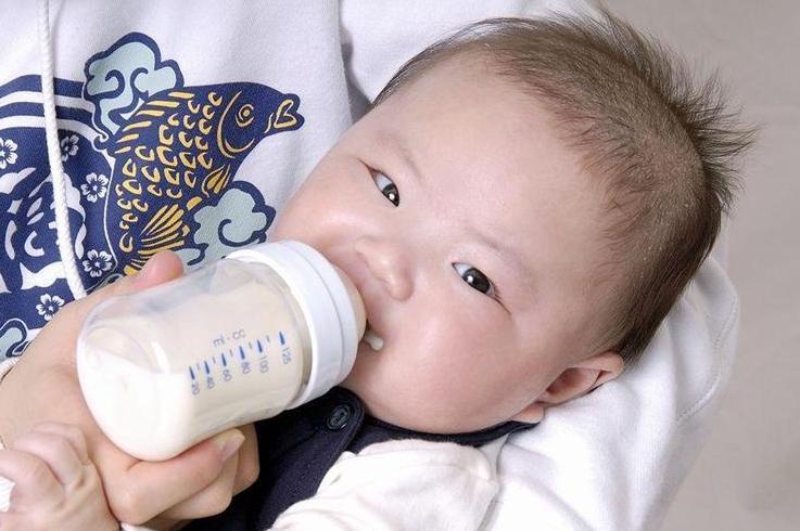 为什么拍嗝了宝宝还会吐,为什么给娃拍嗝会吐奶