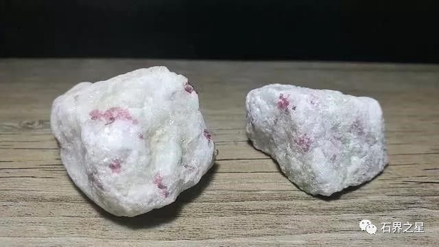 各种矿石原石在自然界的样子,常见的矿石原石有哪些