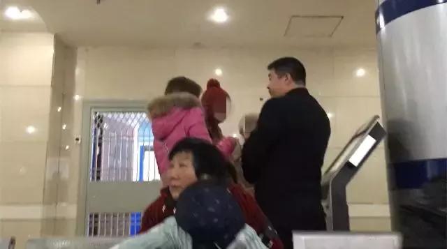 医院门口都有什么人,医院门口一群人