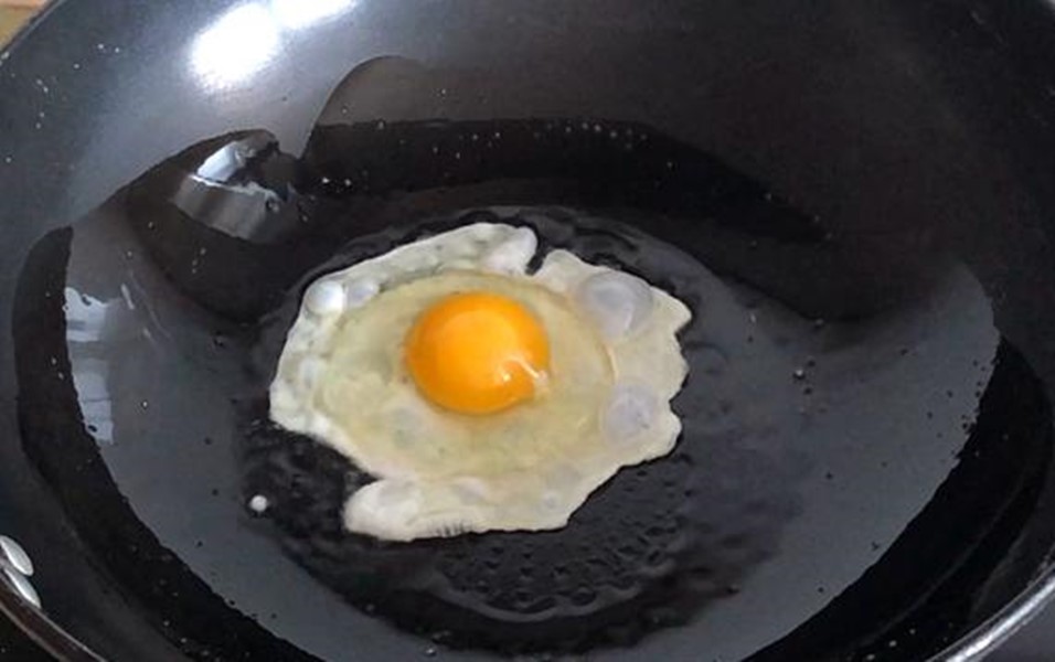 铁锅怎么煎荷包蛋不粘锅不碎,荷包蛋怎么煎不粘锅做法步骤