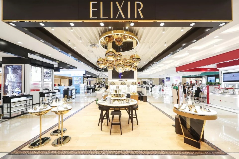 万茜代言怡丽丝尔现场,万茜出席品牌活动