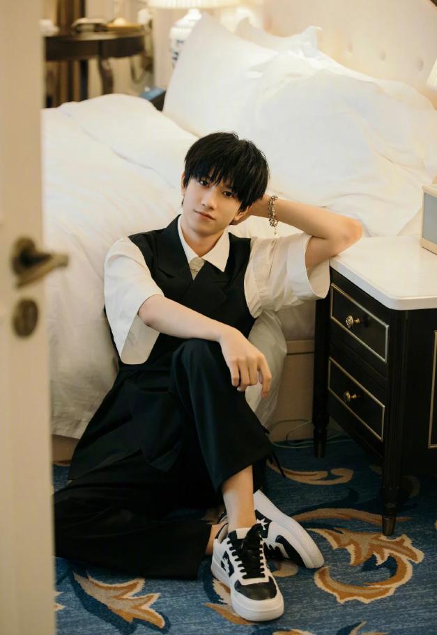 敖子逸美式证件照,敖子逸氛围感十足照片