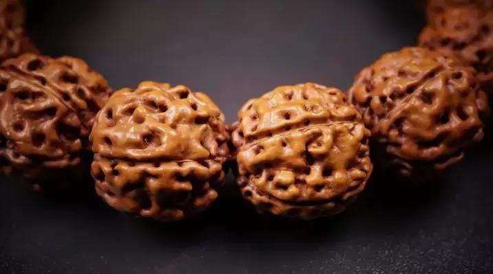 男人一般戴多大的串,男生适合戴多串吗