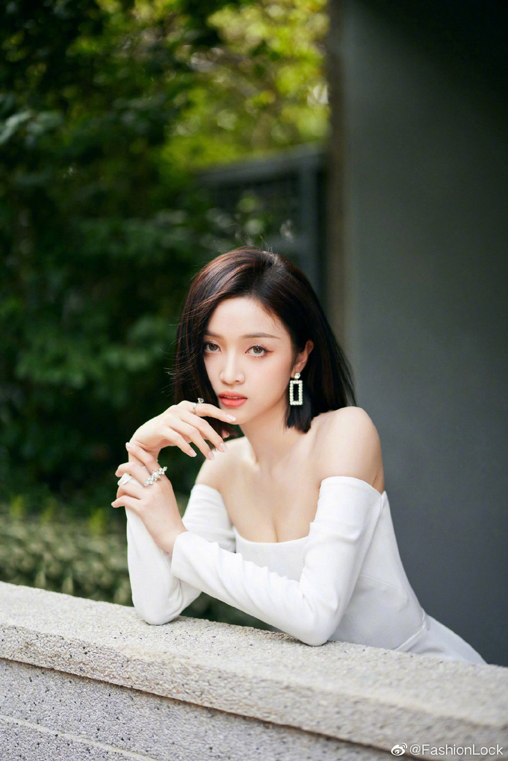 吴宣仪杨超越同款抹胸白裙大片,吴宣仪抹胸针织裙搭配披肩长发