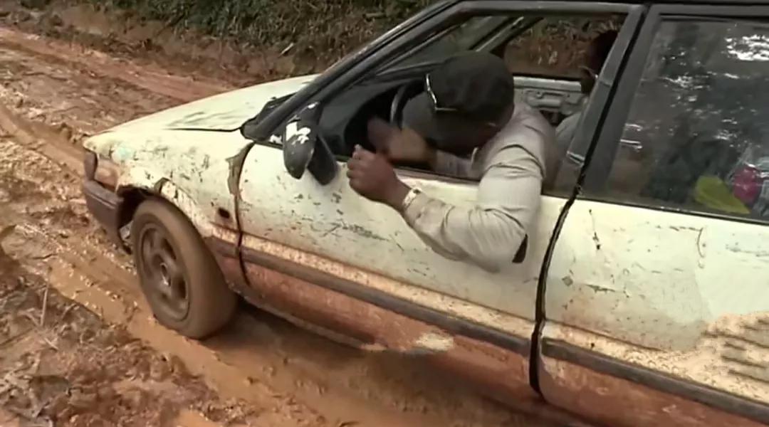 喀麦隆玩命出租车，一辆车坐17人，中国自行车也在非洲遍地开花