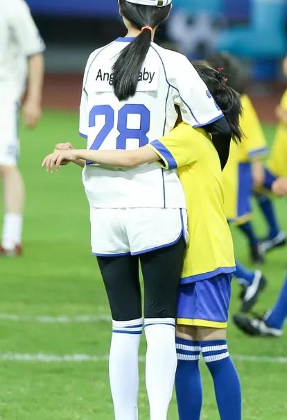 baby和小朋友玩耍,baby和小孩子互动