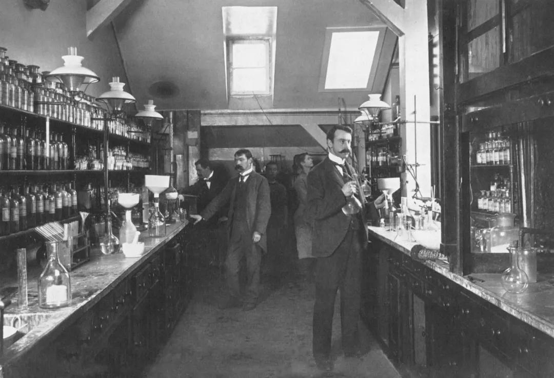 世界上第一个也是最成功的合成药物,你药箱里肯定有!止痛,退烧,还能抗癌,且价格低廉