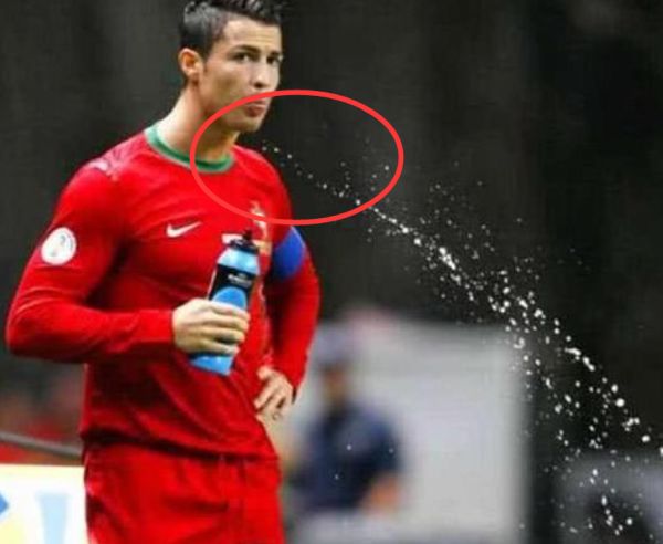 为什么足球运动喝了水要吐出来,足球运动员喝水吐出来