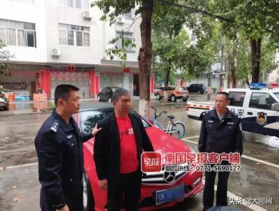 4岁男童开轿车,副驾驶坐着小女孩!家长理由让人无语