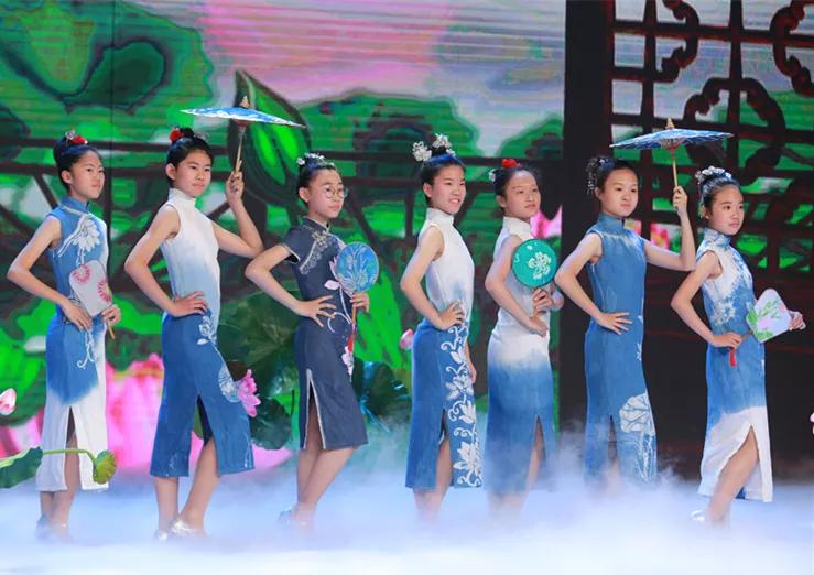 一幅新年主题画小学生,小学生新春祝福美术画