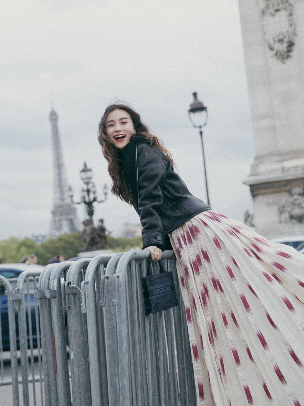 Anglebaby开启巴黎之旅,大玩皮衣的两种穿法,当妈后更有韵味