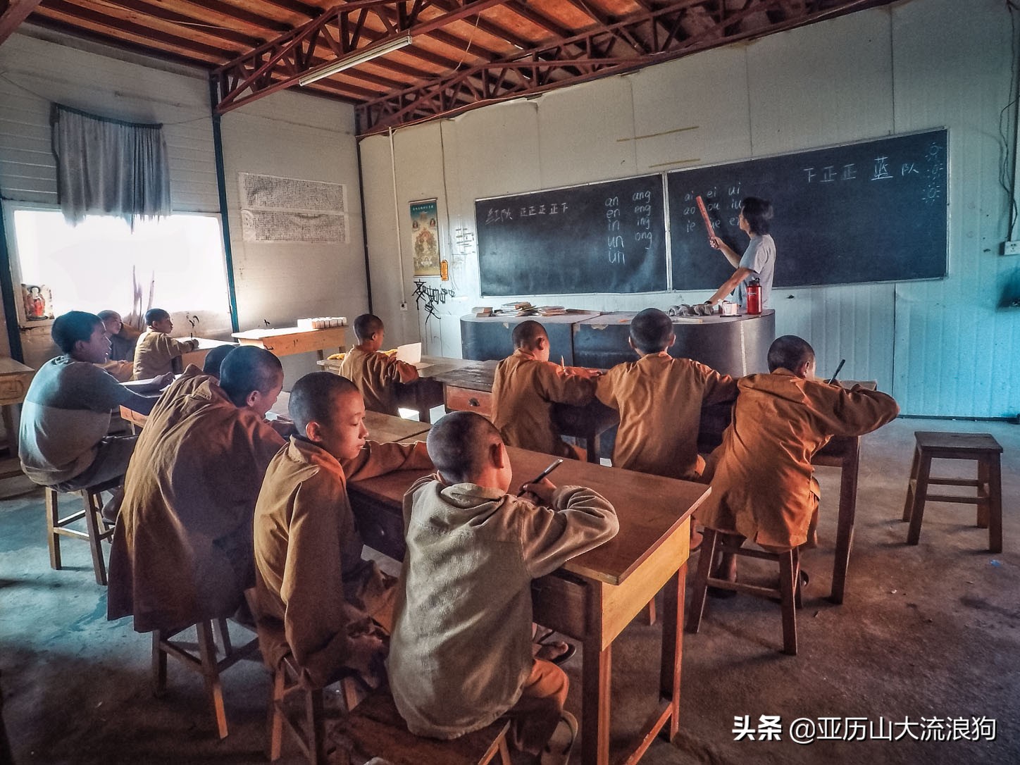 中缅边境的佛寺,旅途中遇到藏区僧人