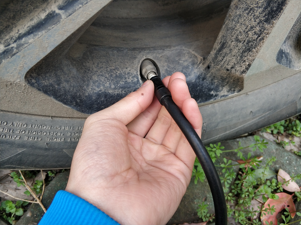 米家充电宝给公路车打气,米家车胎充气