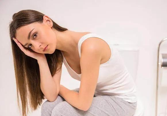 裤上黄黄的还有异味是怎么回事,女裤老是发黄是什么原因