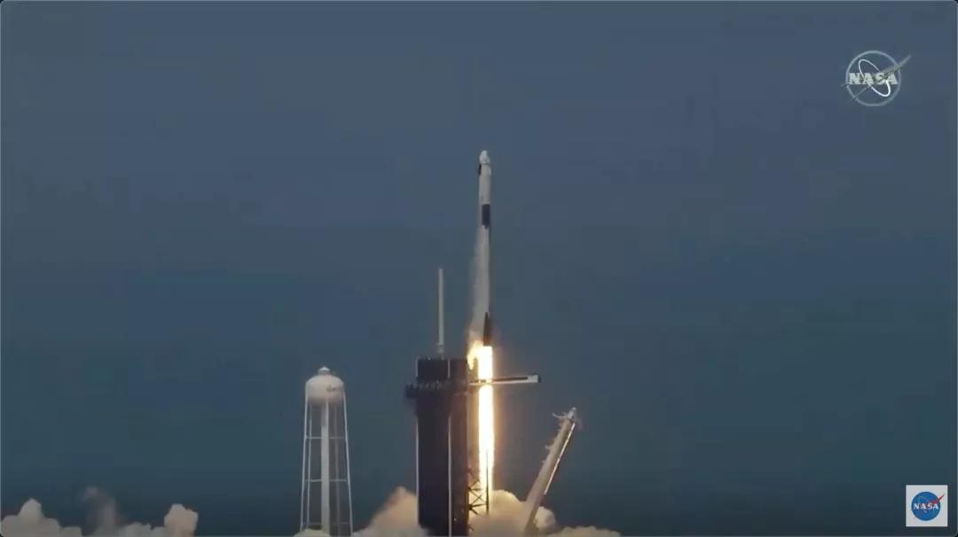 马斯克火箭spacex第一次成功视频,马斯克spacex火箭发射成功回收