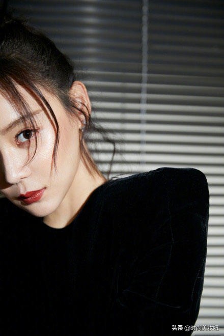 袁姗姗黑白衣服搭配,袁姗姗一袭黑色丝绒连衣裙