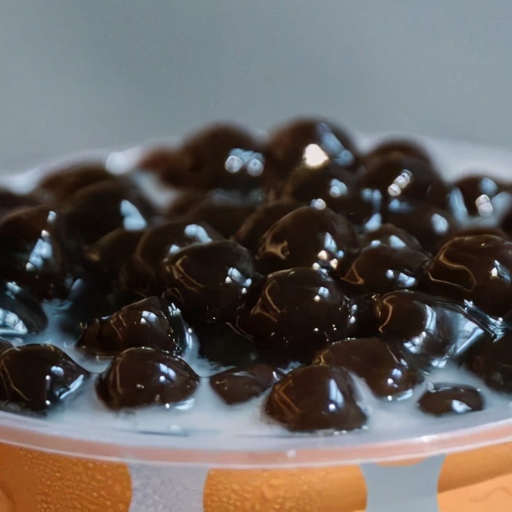 椰椰奶冻茶，会抖臀！1秒卖出1000+杯，有人开货拉拉来买…