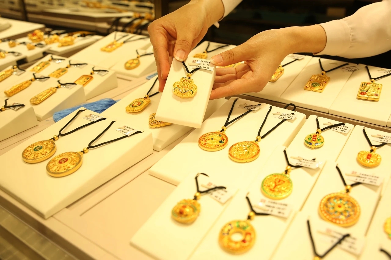 到底是3d硬金首饰贵还是足金贵,3d硬金和普通黄金首饰有什么区别