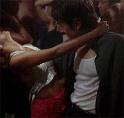 都是鹰钩鼻大美女，都爱过同一些男人，她俩的路怎么就不一样呢？