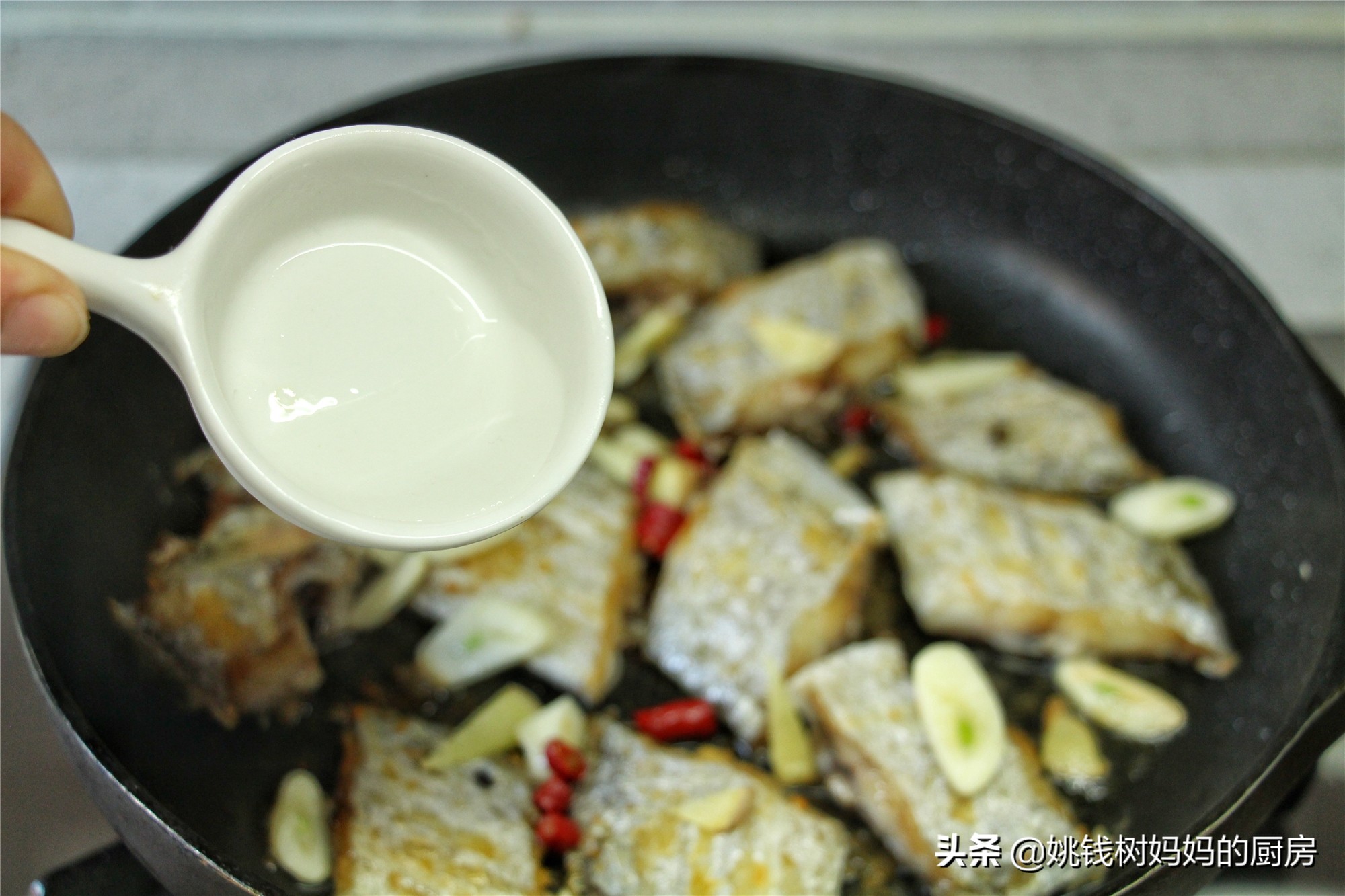 干煎带鱼用生粉还是用鸡蛋裹,带鱼没有胡椒粉淀粉怎么做