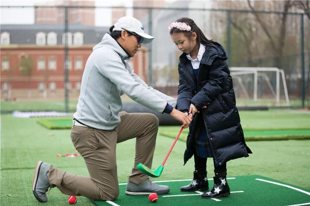天津这所学校火了!高尔夫、足球、科学实验...孩子吵着都要来