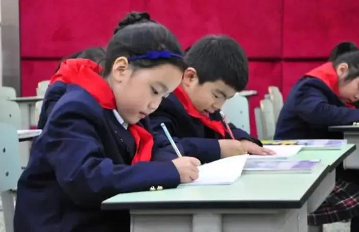 学霸的橡皮vs学渣的橡皮,一块橡皮就能看出学生是学霸