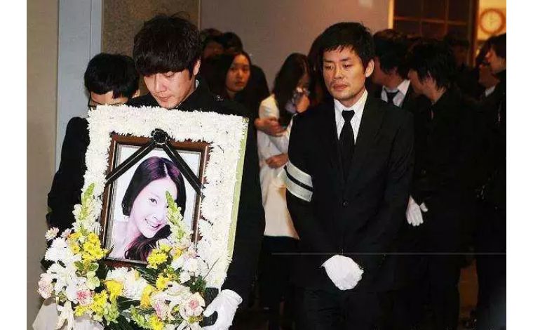 脸颊没肉是太瘦了么,韩国爱豆要瘦到多少斤