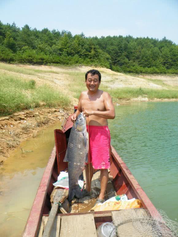 水库钓鱼怎样挂钓饵玉米粒,自制水库野钓玉米粒鱼饵