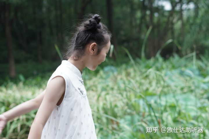 小孩戴耳蜗自卑怎么疏导,听障人士佩戴助听器不要自卑