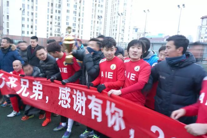 身披青岛淄博商会战袍这支球队从家乡异地商会走向全省足球冠军