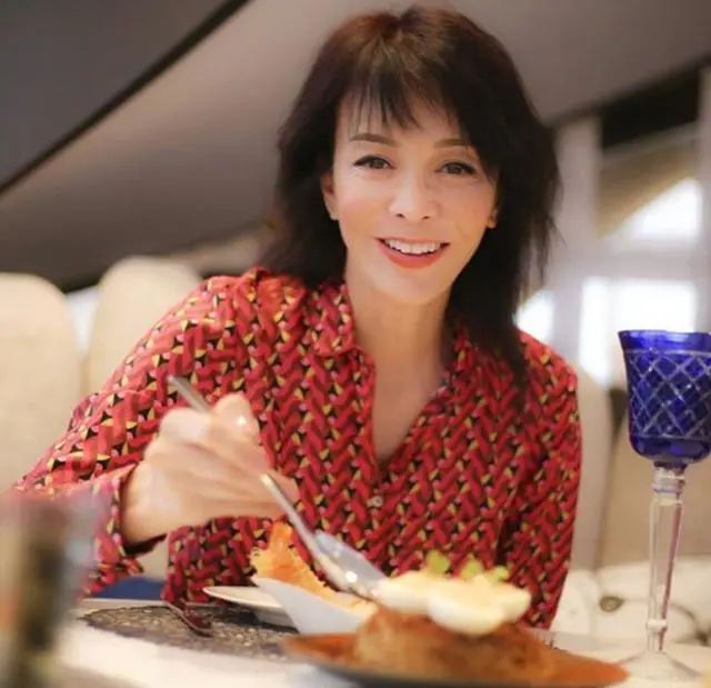 40岁的郑裕玲和60岁对比,63岁郑裕玲图