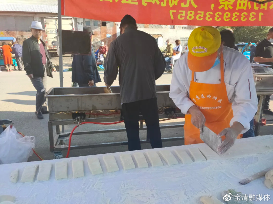 油条的烟火气,烟火气非常重的小吃街哈尔滨