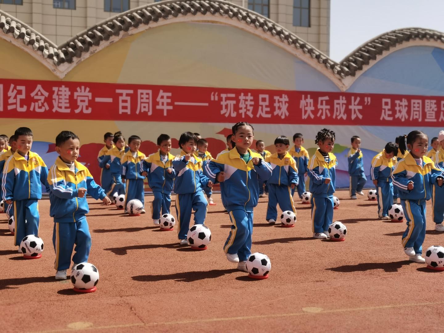 幼儿园足球特色活动报道,玩转足球幼儿园