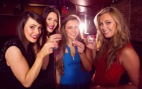 酒吧里最受欢迎的“深水*弹炸**”，只有今晚不回家的妞敢碰...