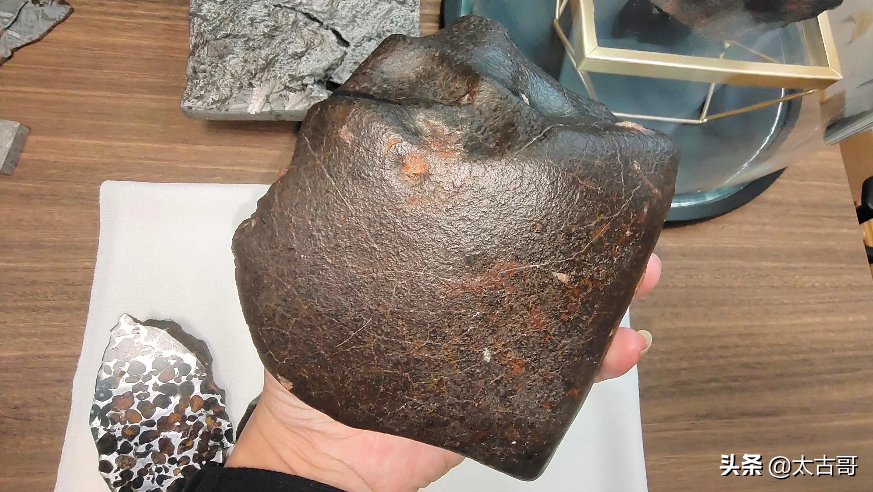 陨石坠落地面为什么能产生爆炸,陨石坠落在大气层中突然爆炸