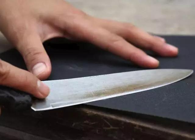 菜刀变钝怎么办？只需30秒，刀刃立马锋利无比！