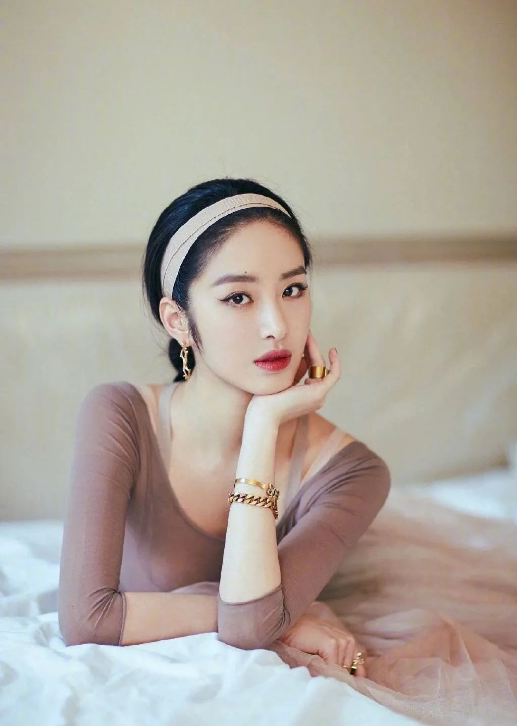 欧阳娜娜、宋妍霏都在戴的宽发带，简直是秃头女孩的救星