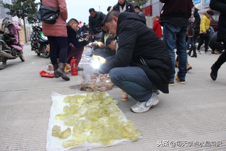 摸黑赶水晶原料交易早市去晚一晚人影都找着了